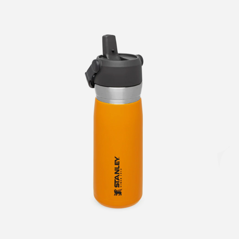 Термо бутилка с вградена сламка Stanley IceFlow™  Flip Straw Water Bottle 0.65L / 22OZ Saffron