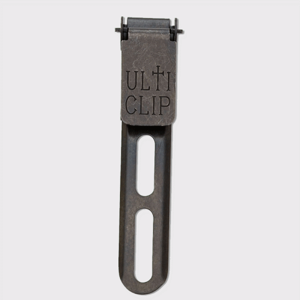 Der patentierte Ulticlip dient zum sicheren Tragen von Messerscheiden, Waffenholstern und anderen Ausrüstungsgegenständen an Hosenbund oder Taschensaum. Die geniale Ganzstahlkonstruktion erlaubt einfaches An- oder Ablegen, bei maximaler Zuverlässigkeit und Haltekraft. Die schmale, längere Ausführung des Ulticlip weist eine Gesamtlänge von 8,4 Zentimetern bzw. 3,3 Zoll auf.