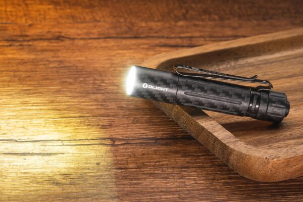 Olight i5R EOS 350 Lumen Carbon Fiber Rechargeable Flashlight » Arms-Bg Оръжеен Магазин