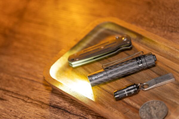 Olight i5R EOS 350 Lumen Carbon Fiber Rechargeable Flashlight » Arms-Bg Оръжеен Магазин