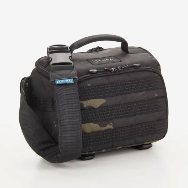Чанта-фотографска-Tenba-Axis-V2-4L-Sling-MultiCam-Black Чанта фотографска Tenba Axis V2 4L Sling MultiCam Black